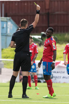 Helsingborgs Oke Akpoveta varnas av domare Nermin Cisic i
