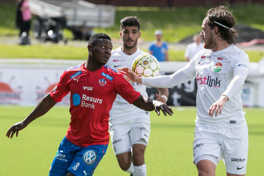 Helsingborgs Oke Akpoveta och Dalkurds Robin Tranberg  i