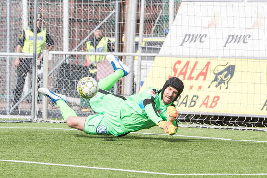 Helsingborgs målvakt Matt Pyzdrowski räddar straff i