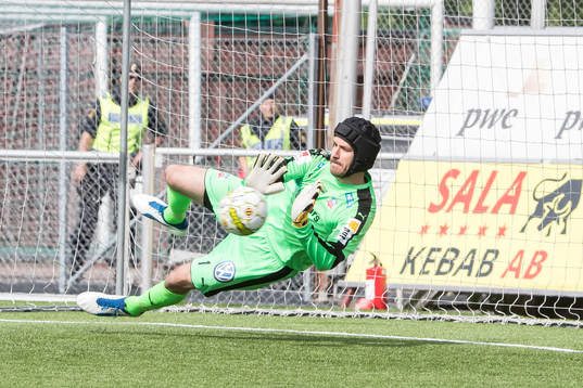 Helsingborgs målvakt Matt Pyzdrowski räddar straff i