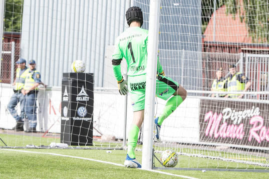 Helsingborgs målvakt Matt Pyzdrowski plockar ut boller