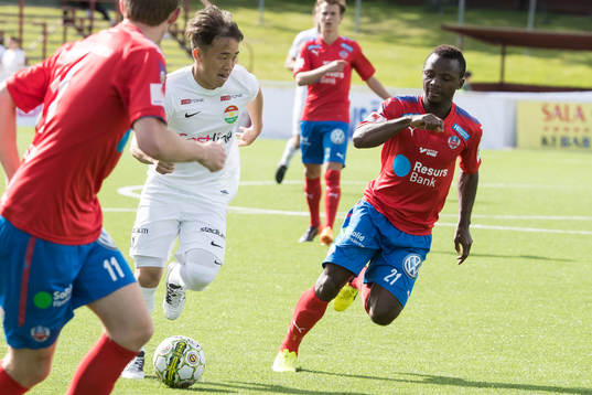 Dalkurds Yukiya Sugita och Helsingborgs Monday Samuel  i