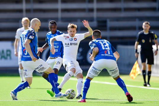Norrbys Viktor Nilsson och Kardo Sarchel Aso Omar i kamp om
