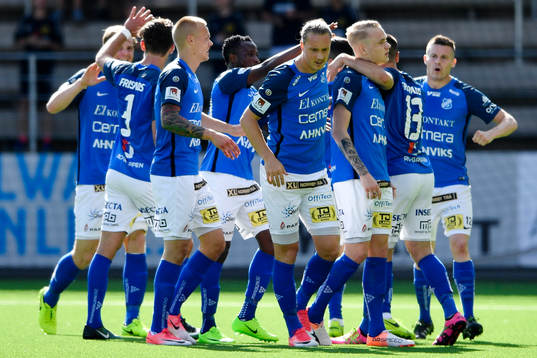 Norrbys Adam Ståhl jublar med lagkamrater