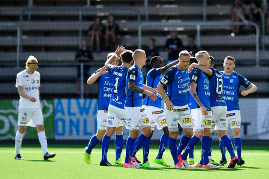 Norrbys Adam Ståhl jublar med lagkamrater