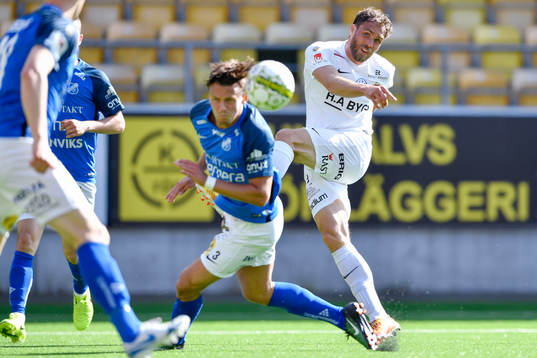 Örgrytes Johan Elmander skjuter