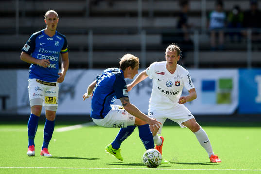 Örgrytes Sebastian Carlsén och Norrbys Nicklas Savolainen