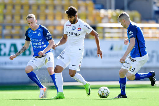 Norrbys Adam Ståhl och Nino Osmanagic försvarar mot