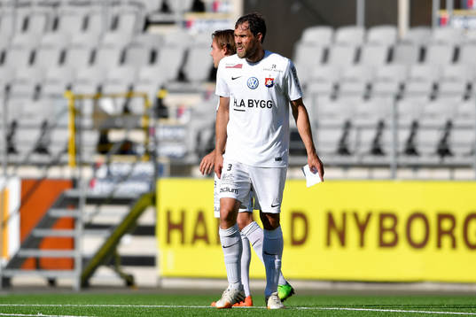 Örgrytes Johan Elmander med en papperslapp i handen
