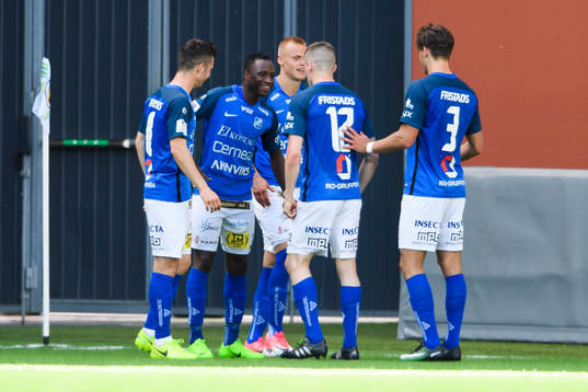 Norrbys Prosper Kasim jublar med övriga i laget