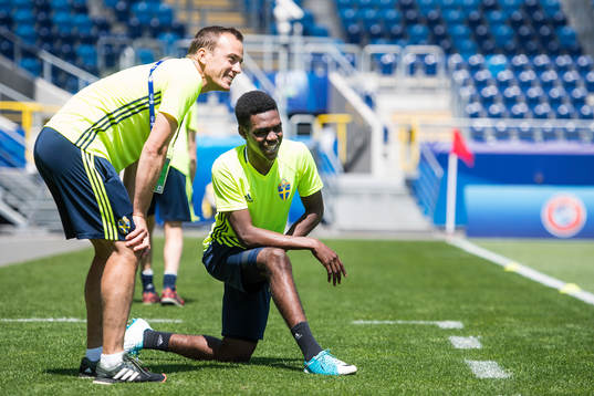 Läkare Fredrik Bergström pratar med Joel Asoro