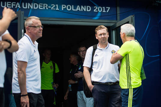 Janne Andersson och  Peter Wettergren pratar med
