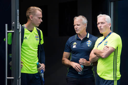 målvakt Pontus Dahlberg pratar med Roland Nilsson och
