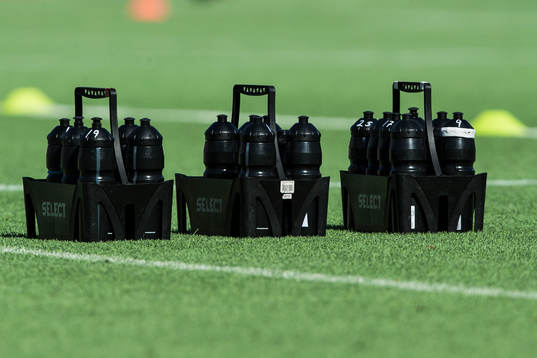 Vattenflaskor innan fotbollsmatchen i Damallsvenskan mellan