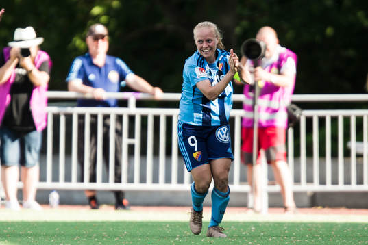 Djurgårdens Mia Jalkerud jublar med lagkamrater