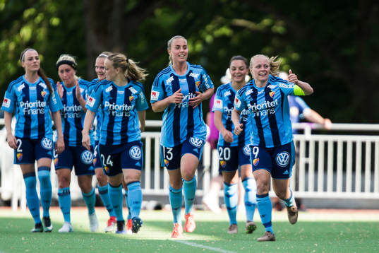Djurgårdens Mia Jalkerud jublar med lagkamrater