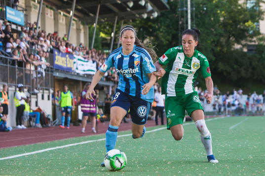 Djurgårdens Michelle Wörner och Hammarbys Anna Oskarsson