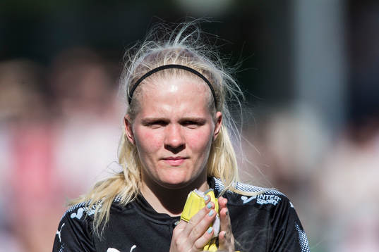 Hammarbys målvakt Emma Holmgren innan fotbollsmatchen i
