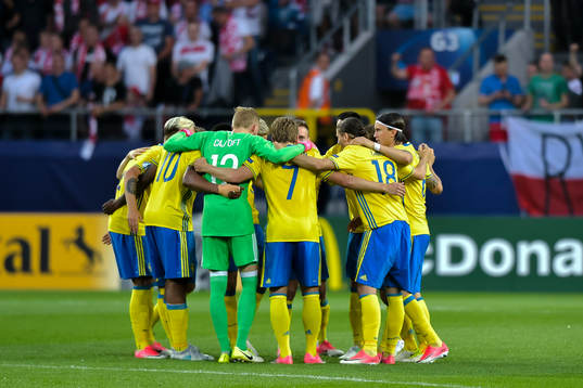 Sveriges spelare före fotbollsmatchen i U21-EM mellan