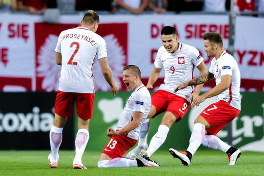 Polens spelare jublar