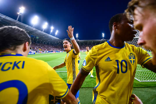 Sveriges Kristoffer Olsson och Carlos Strandberg jublar