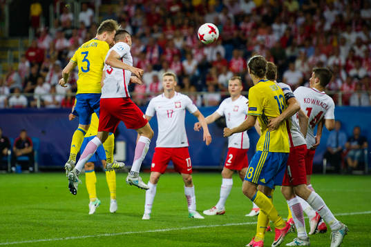 Sveriges Jacob Une Larsson nickar in 1-2