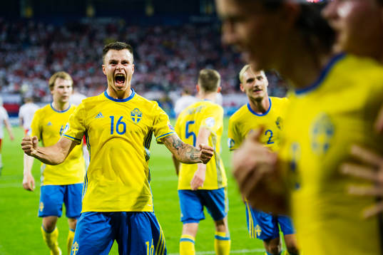 Sveriges Melker Hallberg jublar mot Jacob Une Larsson