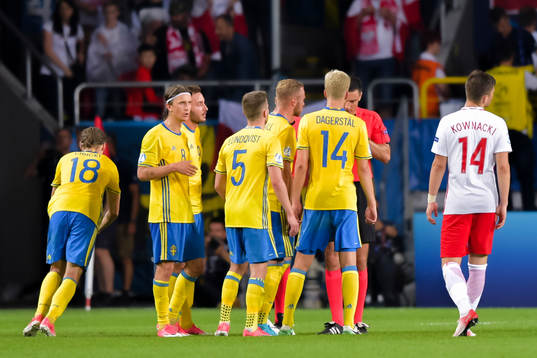 Sveriges spelare i samtal med domaren
