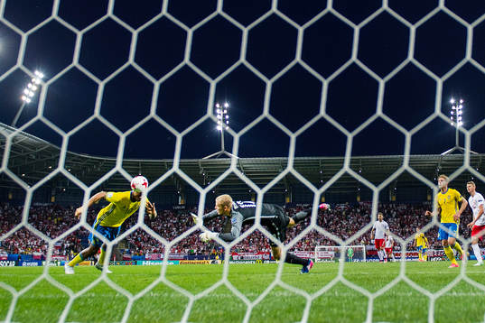 Sveriges Carlos Strandberg nickar in 1-1 bakom Polens