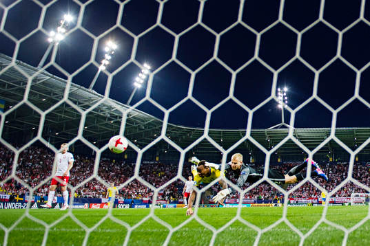 Sveriges Carlos Strandberg nickar in 1-1 bakom Polens