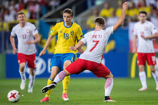 Sveriges Pawel Cibicki mot Polens Karol Linetty