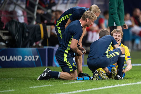 Sveriges Simon Tibbling skadas och får vård