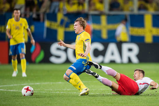 Sveriges Simon Tibbling skadas i en duell med Polens Karol