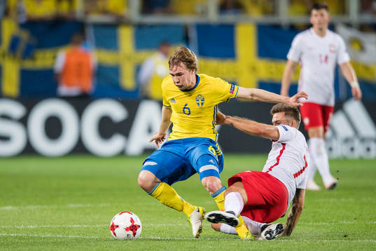 Sveriges Simon Tibbling i en duell med Polens Karol Linetty