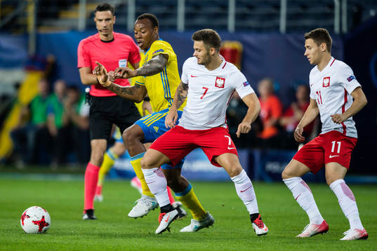 Sveriges Carlos Strandberg tar sig förbi Polens Karol