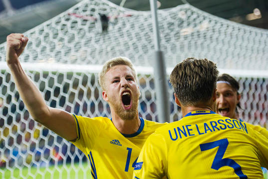 Sveriges Filip Dagerstål jublar med Jacob Une Larsson