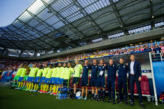 Sveriges spelare och ledare står uppställda