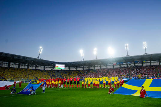 Polen och Sveriges spelare står uppställda