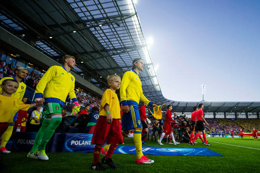 Sveriges Kristoffer Olsson och målvakt Anton Cajtoft går