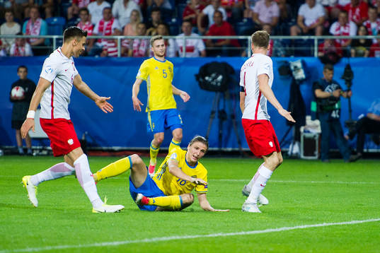 Sveriges Pawel Cibicki faller i straffområdet