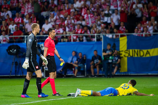 Sveriges Carlos Strandberg tilldelas ett gult kort för