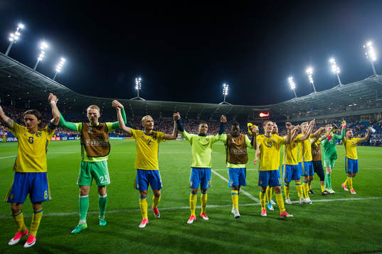 Sveriges Kristoffer Olsson, målvakt Pontus Dahlberg, Linus