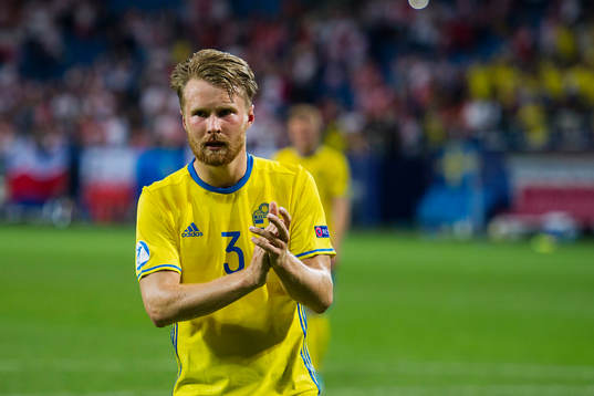 Sveriges Jacob Une Larsson tackar publiken