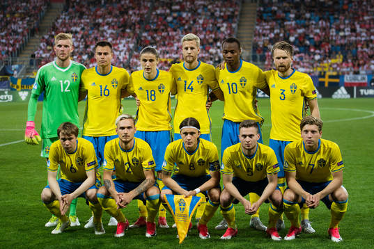 Sveriges spelare ställer upp för en lagbild