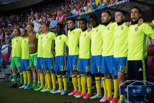 Sveriges bänk fr.v. målvakt Tim Erlandsson, Gustav