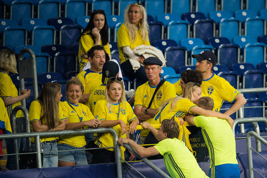 Sveriges Alexander Fransson och Gustav Engvall tröstas av