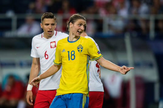 Sveriges Pawel Cibicki reagerar mot domaren