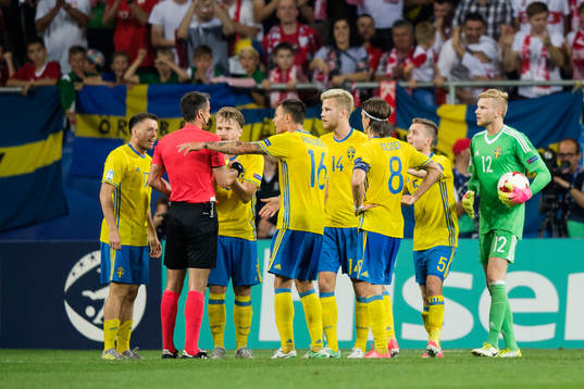 Sveriges spelare protesterar mot domare Slavko Vincic
