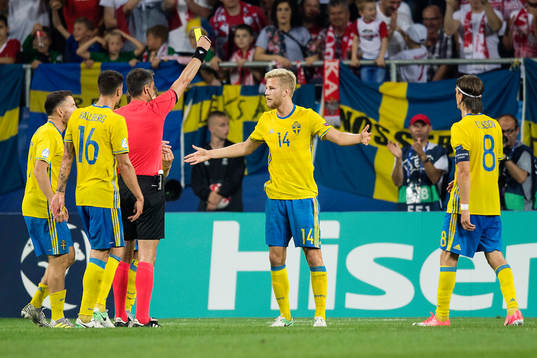 Sveriges Filip Dagerstål får ett gult kort