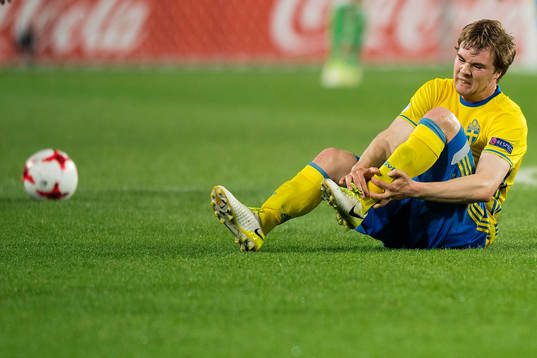 Sveriges Simon Tibbling får ont